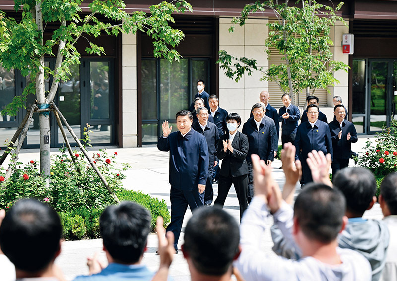 2023年5月10日，中共中央总书记、国家主席、中央军委主席习近平在河北省雄安新区考察，并主持召开高标准高质量推进雄安新区建设座谈会。这是10日上午，习近平在容东片区南文营社区考察时向社区居民挥手致意。 新华社记者 殷博古/摄
