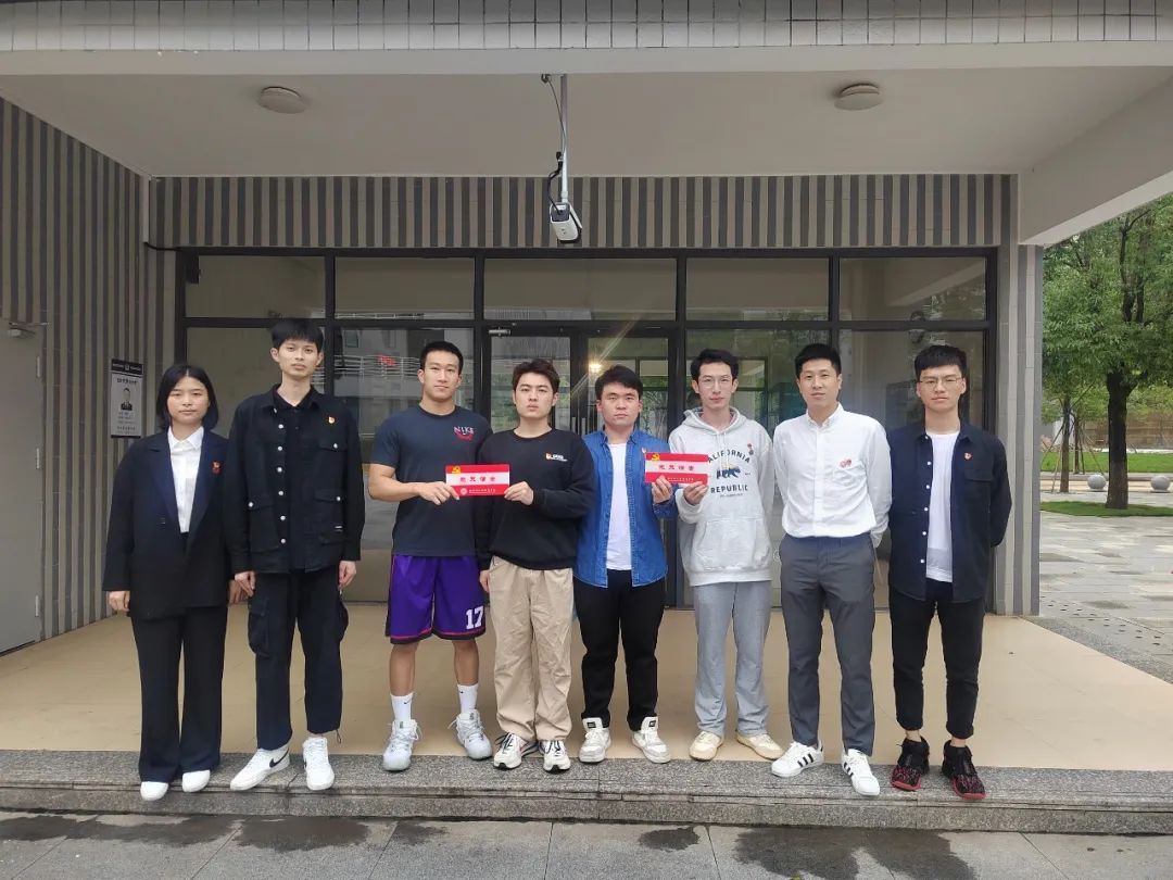 【商学院党委】“亮身份、明责任、做标杆”党员模范寝室挂牌行动