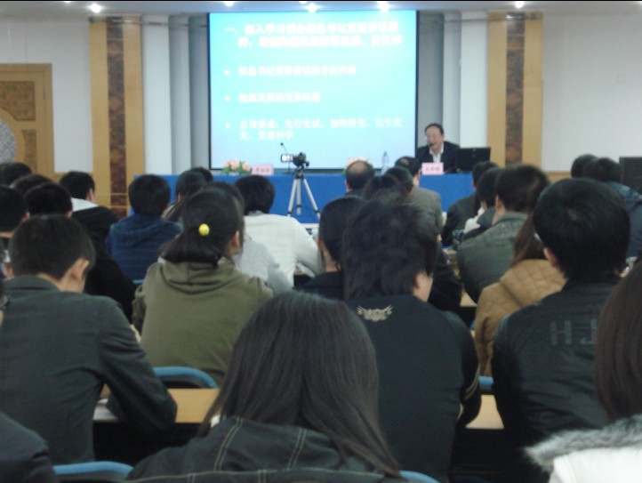 福建东南竞争力研究院院长王开明研究员来学院做报告