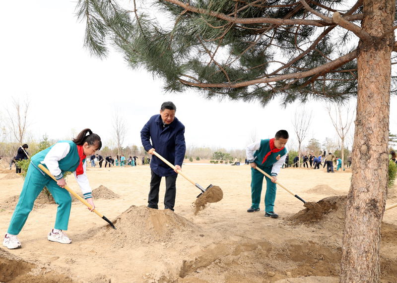 习近平：全社会都做生态文明建设的实践者推动者让祖国天更蓝山更绿水更清生态环境更美好 