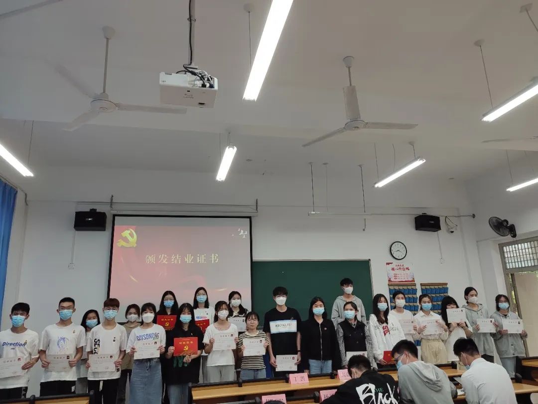 我校商学院第八期入党积极分子培训班结业典礼