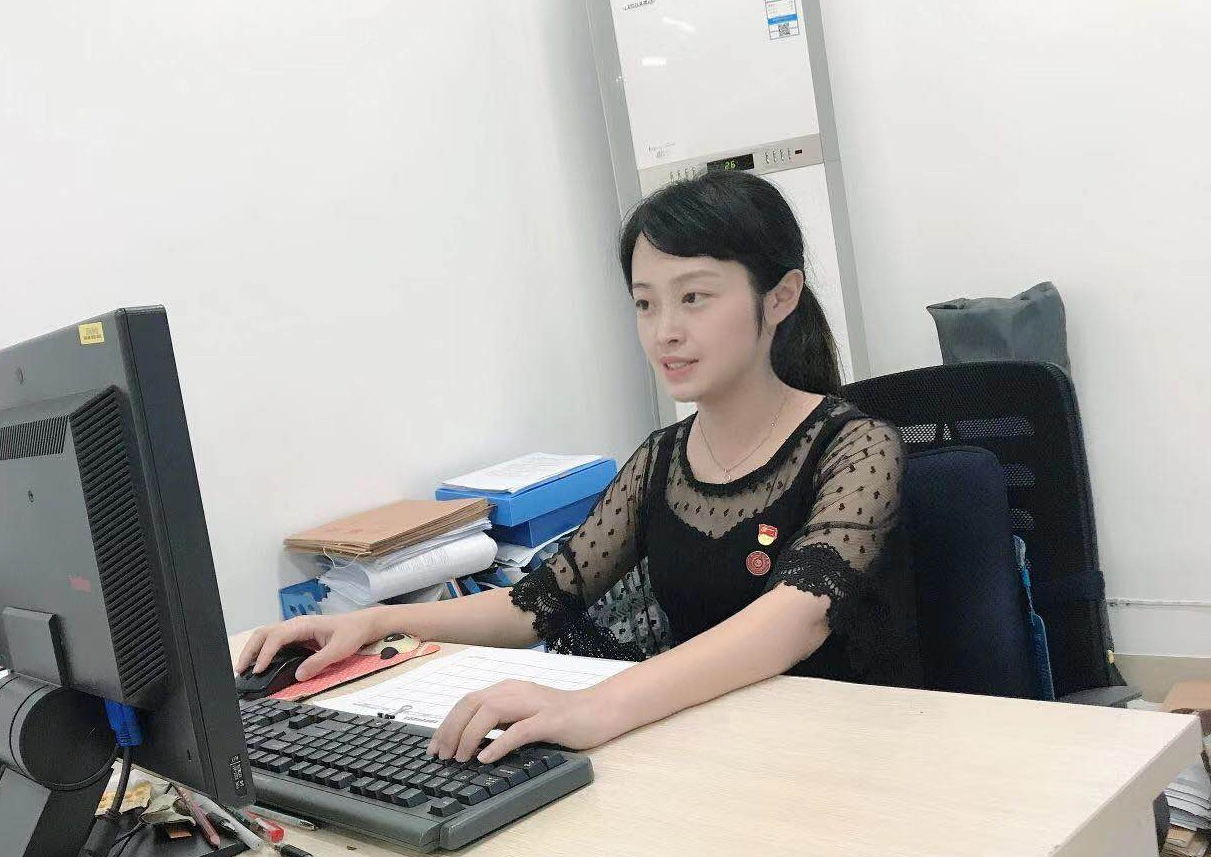 【商学院党委】何丽华：尽职尽责 力求更好 诠释党员担当