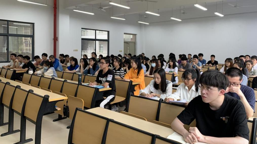 【计信学院党委】学生第五党支部开展“不负韶华 勇担重任”——六月组织生活之党课学习